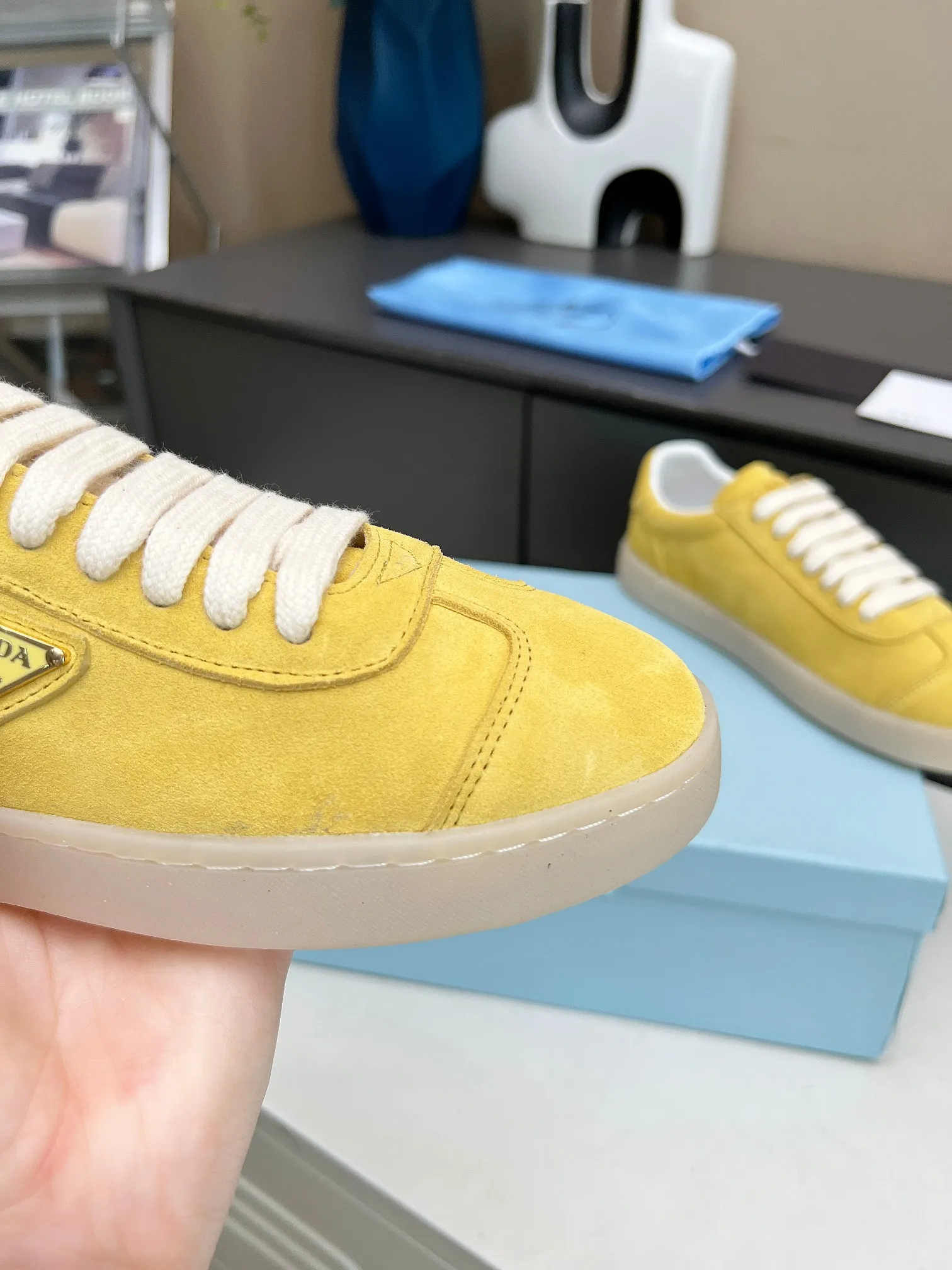 👟👟Ex-factory price 480👟👟 2024 Prada/Prada "couples" metal logo decorated Lane leather sneakers. This sneaker is fashionable and simple, showing the full integration of minimalist style and sports personality. Easy to wear and durable, artistic retro style. Leather material: original imported cowhide. Lining: sheepskin lining. Shoe logo: enamel-coated triangular metal logo. Size: 35-45 (female 41, male 45, custom-made, non-returnable).